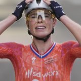 Demi Vollering a été la première à franchir l'arrivée de l'ultime étape, mais c'est bien la Polonaise Katarzyna Niewiadoma
qui remporte le Tour de France féminin. KEYSTONE/AP/Peter Dejong